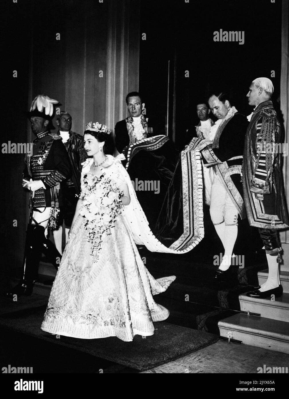 Aktenfoto vom 02/06/1953 von Königin Elizabeth II. Bei ihrer Krönung in Westminster Abbey. Wie Buckingham Palace mitteilte, starb die Königin heute Nachmittag friedlich in Balmoral. Ausgabedatum: Donnerstag, 8. September 2022. Stockfoto