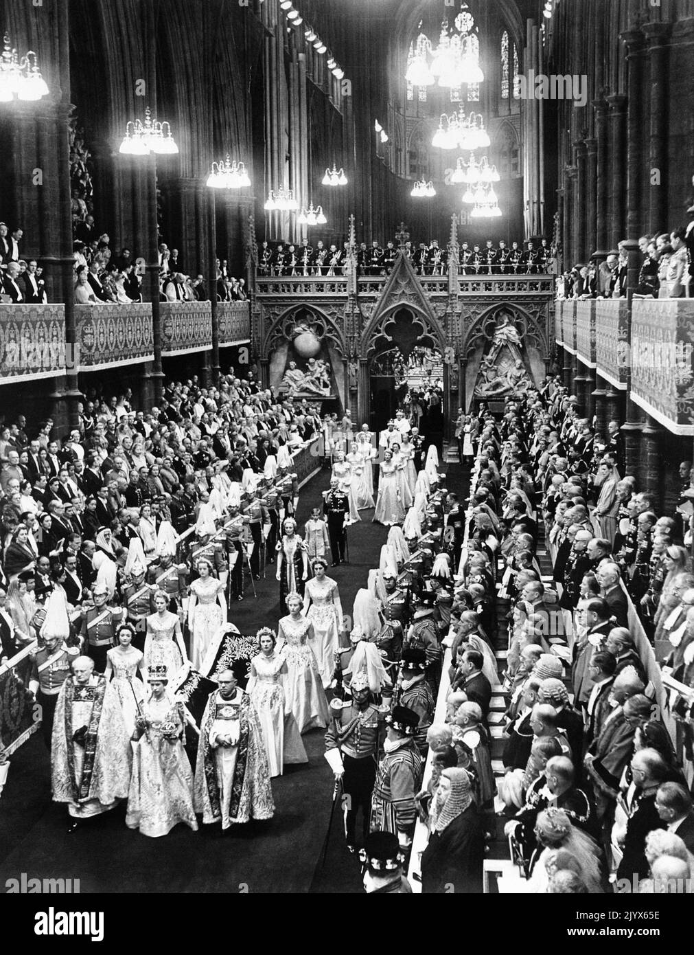 Aktenfoto vom 02/06/1953 von Königin Elizabeth II. Bei ihrer Krönung in Westminster Abbey. Wie Buckingham Palace mitteilte, starb die Königin heute Nachmittag friedlich in Balmoral. Ausgabedatum: Donnerstag, 8. September 2022. Stockfoto