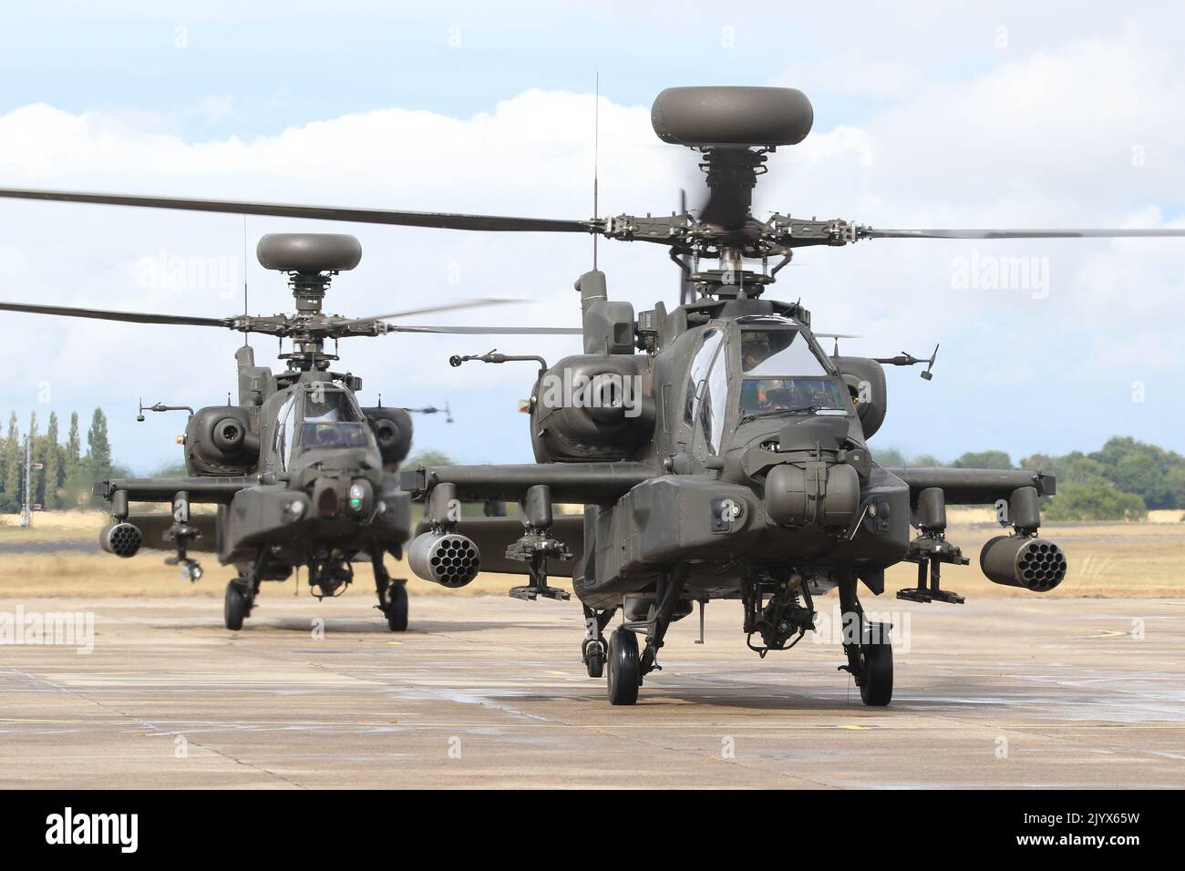Army Air Corps Apache AH1 greift Hubschrauber an, die auf dem Flugplatz Wattisham parken. Stockfoto