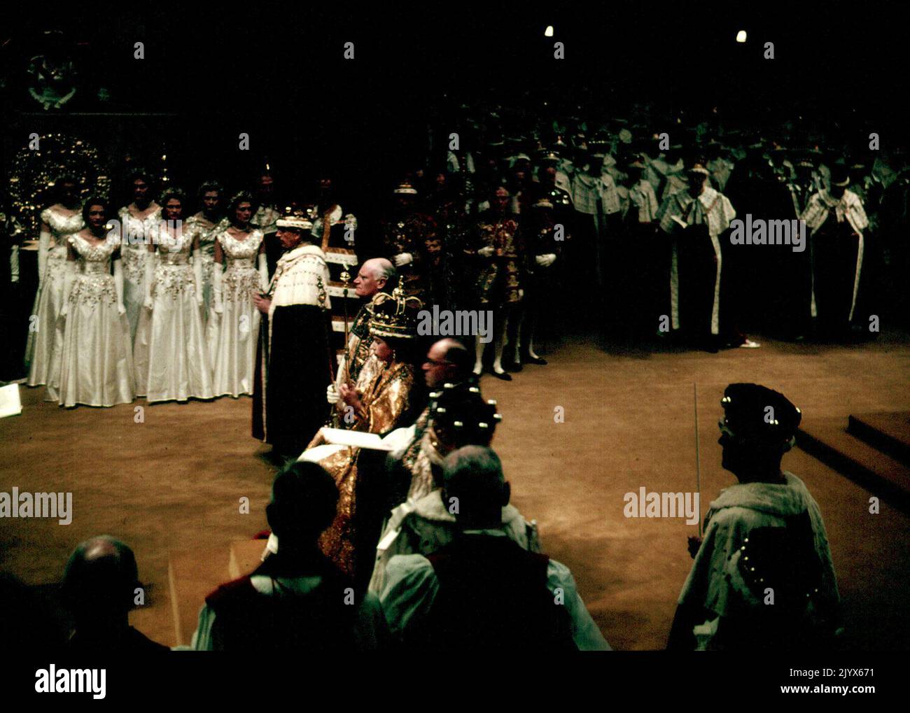 Aktenfoto vom 02/06/1953 von Königin Elizabeth II. Bei ihrer Krönung in Westminster Abbey. Wie Buckingham Palace mitteilte, starb die Königin heute Nachmittag friedlich in Balmoral. Ausgabedatum: Donnerstag, 8. September 2022. Stockfoto
