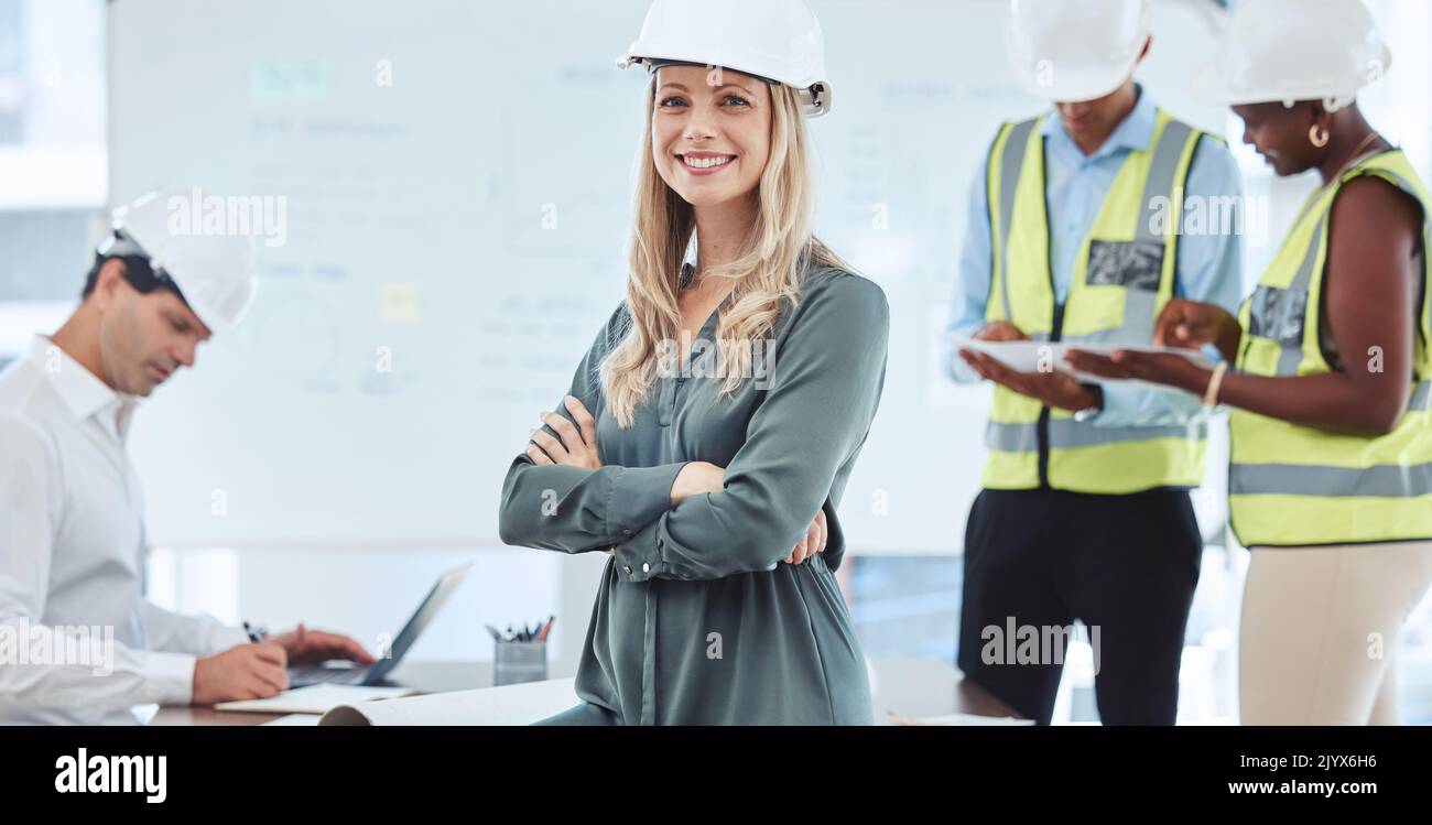 Erfolgreiche, selbstbewusste und leitende Ingenieurin Frau, Architektin oder Geschäftsführerin, die im Projektmanagementbüro für Design arbeitet. Portrait Lächeln eines Stockfoto