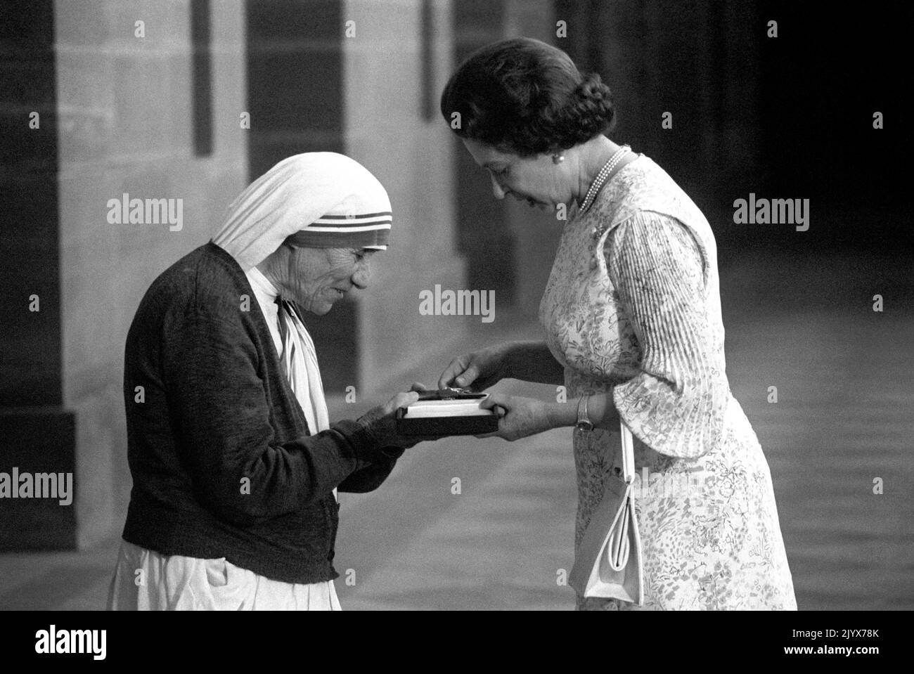 Datei-Foto vom 01/11/1983 von Mutter Teresa (links) mit Königin Elizabeth II. In Neu Delhi, Indien. Wie Buckingham Palace mitteilte, starb die Königin heute Nachmittag friedlich in Balmoral. Ausgabedatum: Donnerstag, 8. September 2022. Stockfoto