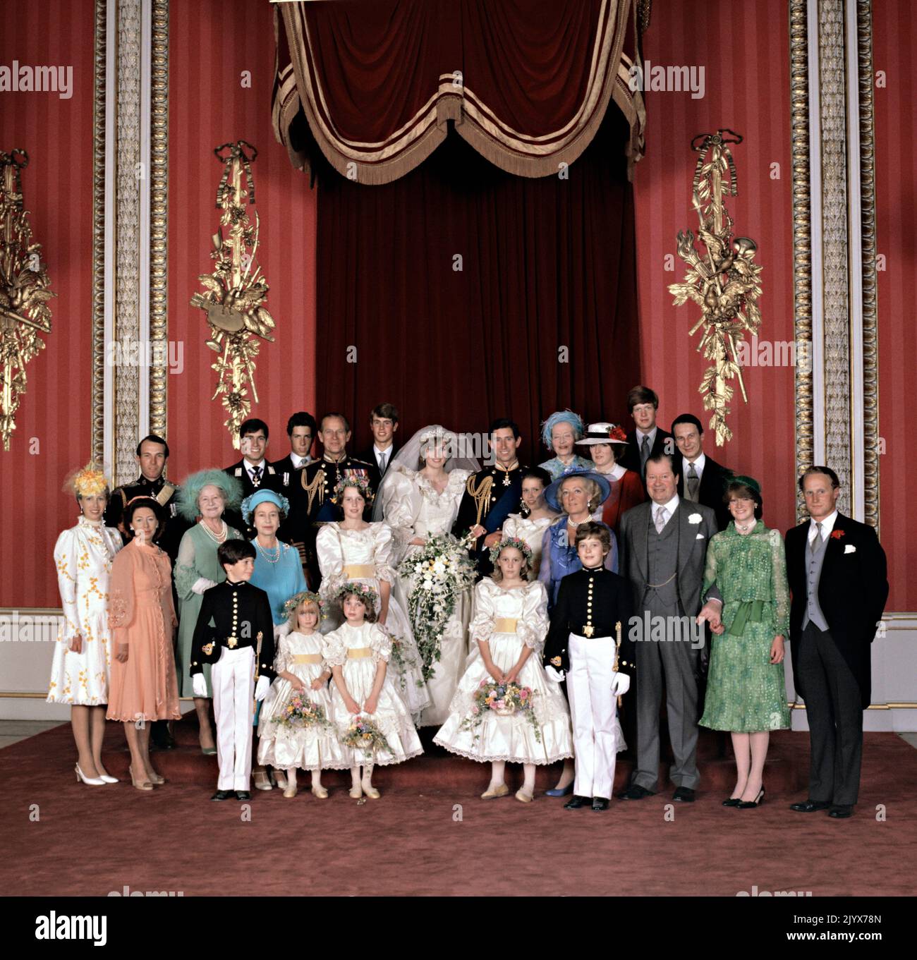 Datei-Foto vom 29/07/1981 des offiziellen Gruppenfotos bei der Hochzeit des Prinzen und der Prinzessin von Wales. Wie Buckingham Palace mitteilte, starb die Königin heute Nachmittag friedlich in Balmoral. Ausgabedatum: Donnerstag, 8. September 2022. Stockfoto