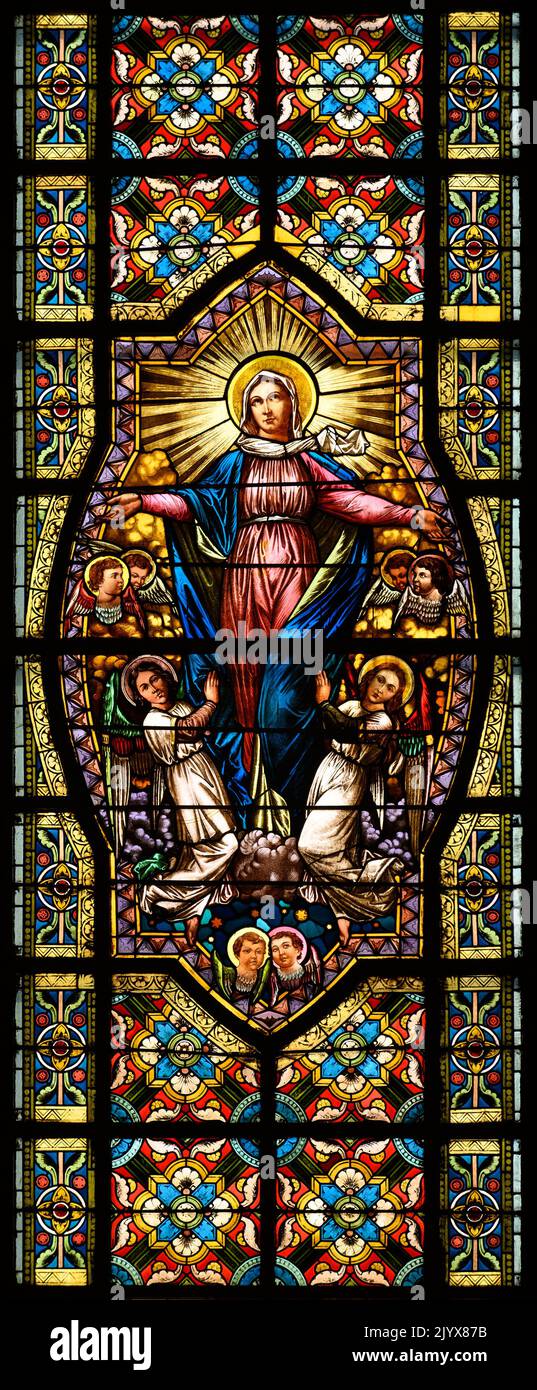 Buntglasfenster mit Darstellung der Himmelfahrt der Jungfrau Maria. Blumental Kirche in Bratislava, Slowakei. Stockfoto