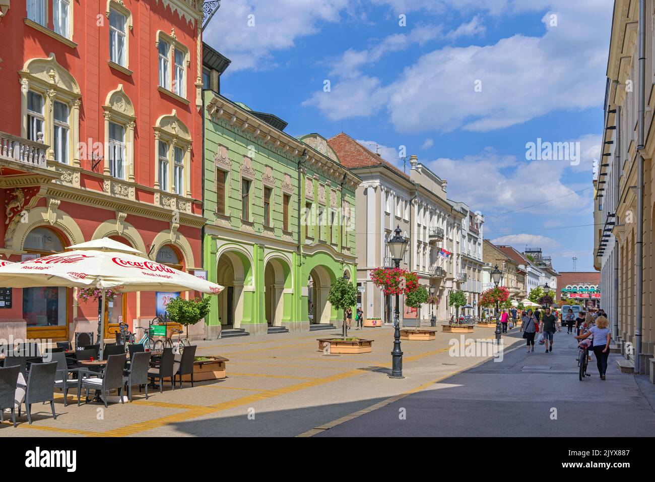 Subotica, Serbien - 01. August 2022: Menschen, die auf der Korzo Street Promenade spazieren gehen Heißer sonniger Sommertag. Stockfoto