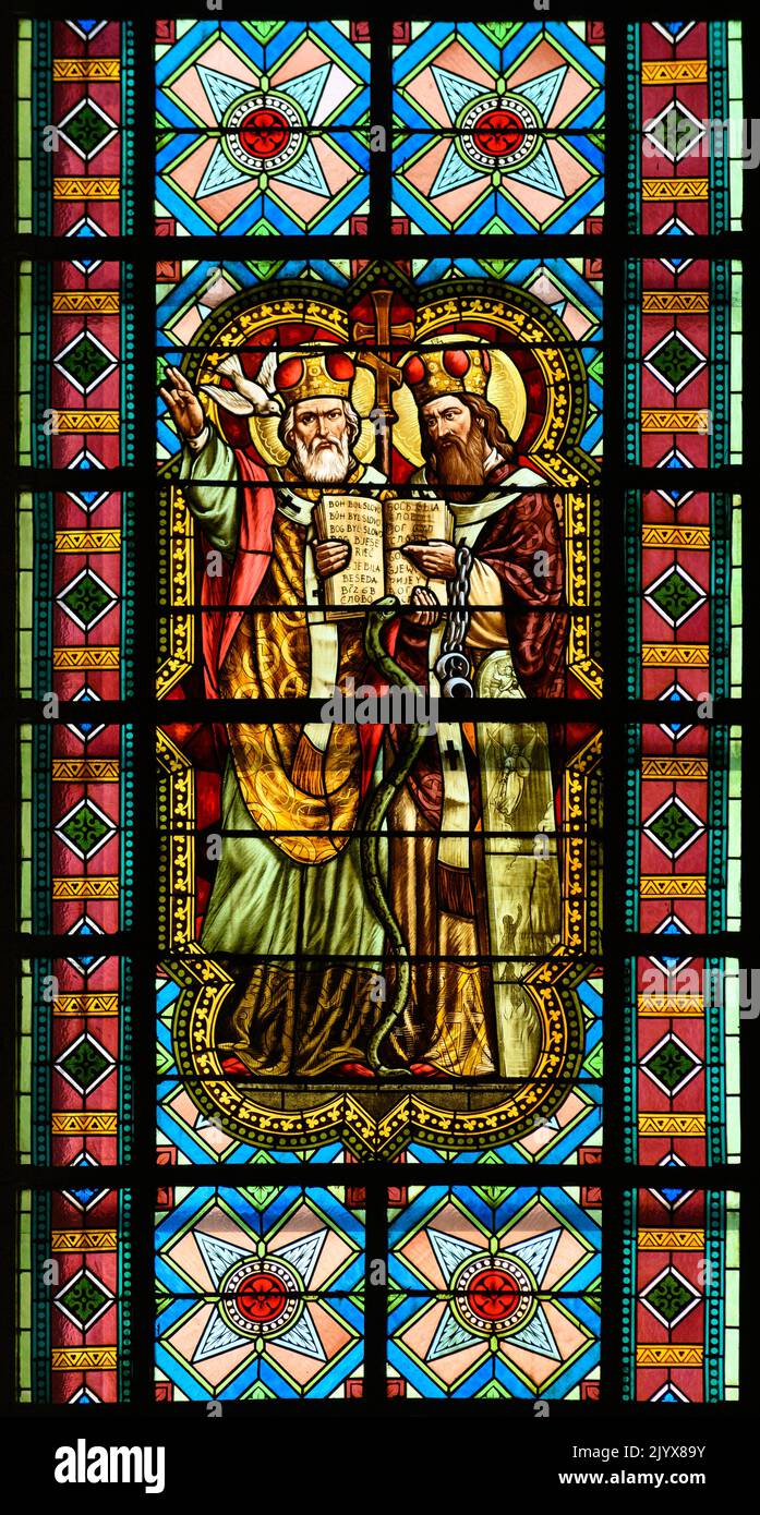 Buntglasfenster mit Darstellungen der Heiligen Kyrill und Methodius, „Apostel der Slawen“. Blumental Kirche in Bratislava, Slowakei. Stockfoto