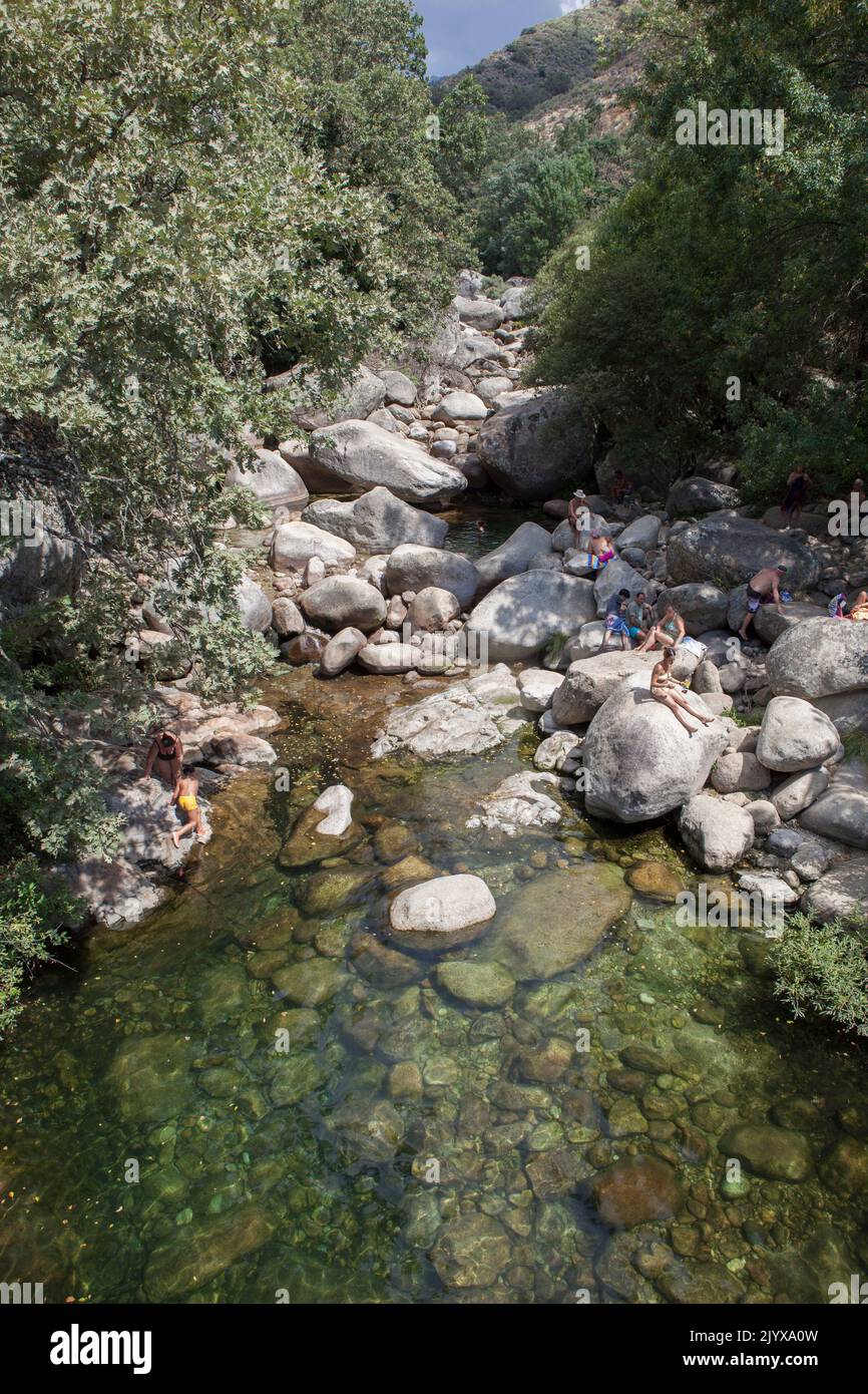 Guijo de Sta Barbara - 25.. August 2022: Besucher des Naturpools La Maquina, Guijo de Santa Barbara, Spanien. Kristallklares Wasser vor Ort Stockfoto