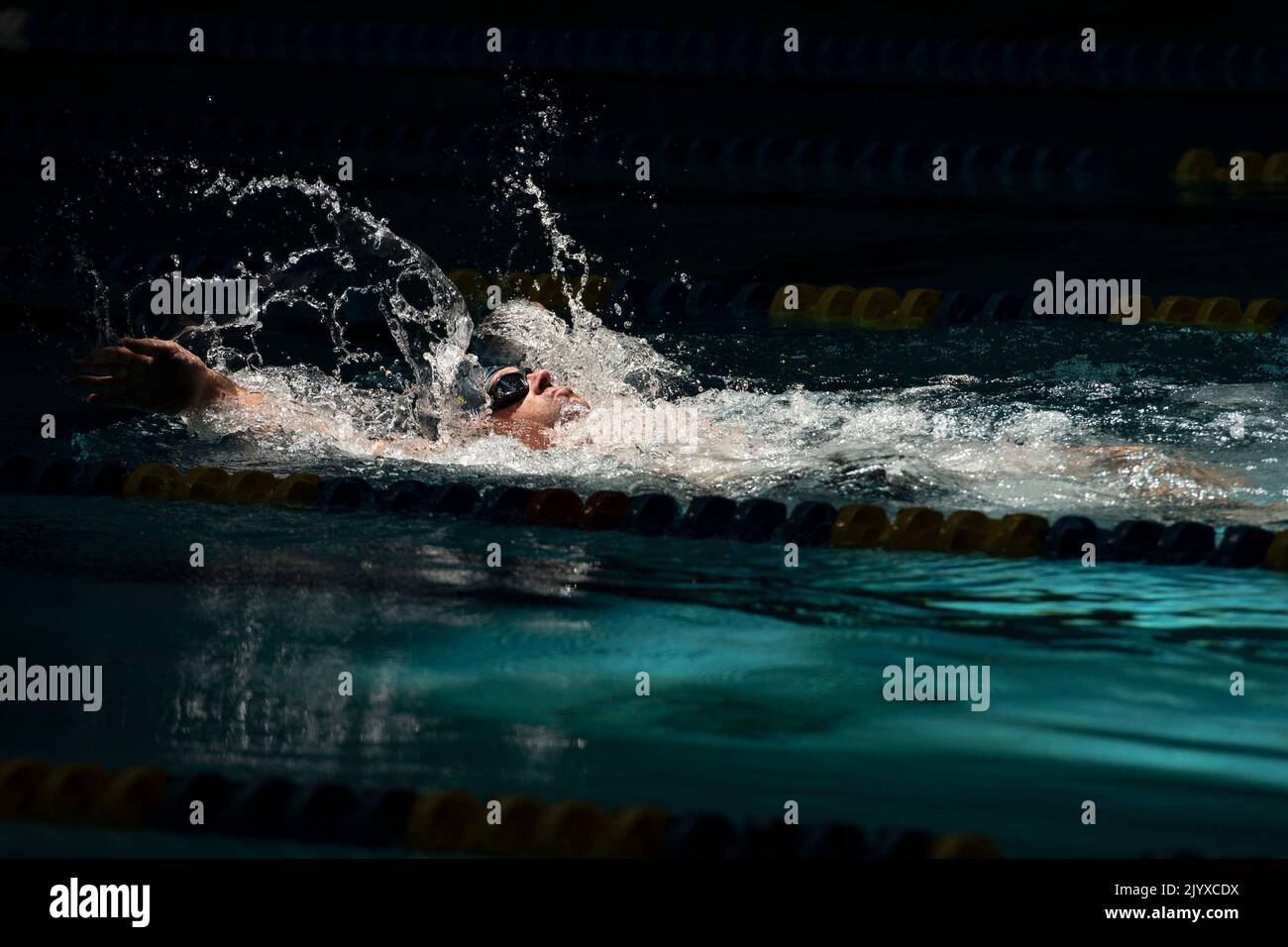 Orlando, Florida, USA. 26. August 2022. Marine-Veteran Austin Parker tritt im August während der DoD Warrior Games 2022 beim Schwimmen an. 26, 2022. Die Warrior Games bestehen aus mehr als 200 verwundeten, kranken und verletzten Dienstmitgliedern und erfahrenen Athleten, die im August an 12 adaptiven Sportveranstaltungen teilnehmen. 19-28, 2022 im ESPN Wide World of Sports Complex in Orlando, Florida. Quelle: DoD/ZUMA Press Wire Service/ZUMAPRESS.com/Alamy Live News Stockfoto