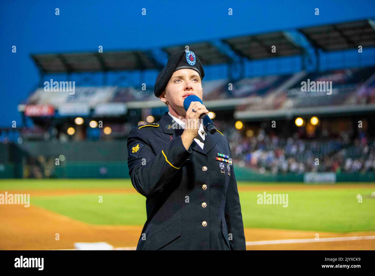 Oklahoma City, Oklahoma, USA. 26. August 2022. Spc. Brittany Simmons, eine Sängerin der 77. Army Band, singt „God Bless America“ während der Inning-Strecke 7. im Chickasaw Bricktown Ballpark für die OKC Dodgers Military Appreciation Night August. 26, 2022. Kredit: U.S. Army/ZUMA Press Wire Service/ZUMAPRESS.com/Alamy Live Nachrichten Stockfoto