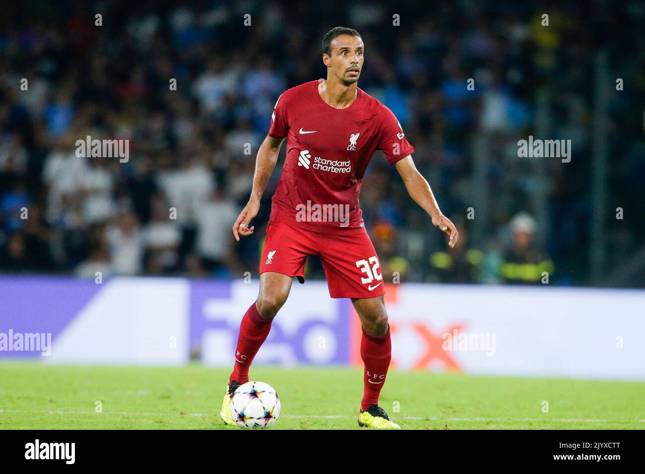 Liverpools kamerunischer Verteidiger Joel Matip kontrolliert den Ball während des Fußballspiels der Champions League Group A zwischen dem SSC Napoli und Liverpool am 7. September 2022 im Diego Armando Maradona-Stadion in Neapel, Süditalien. Stockfoto