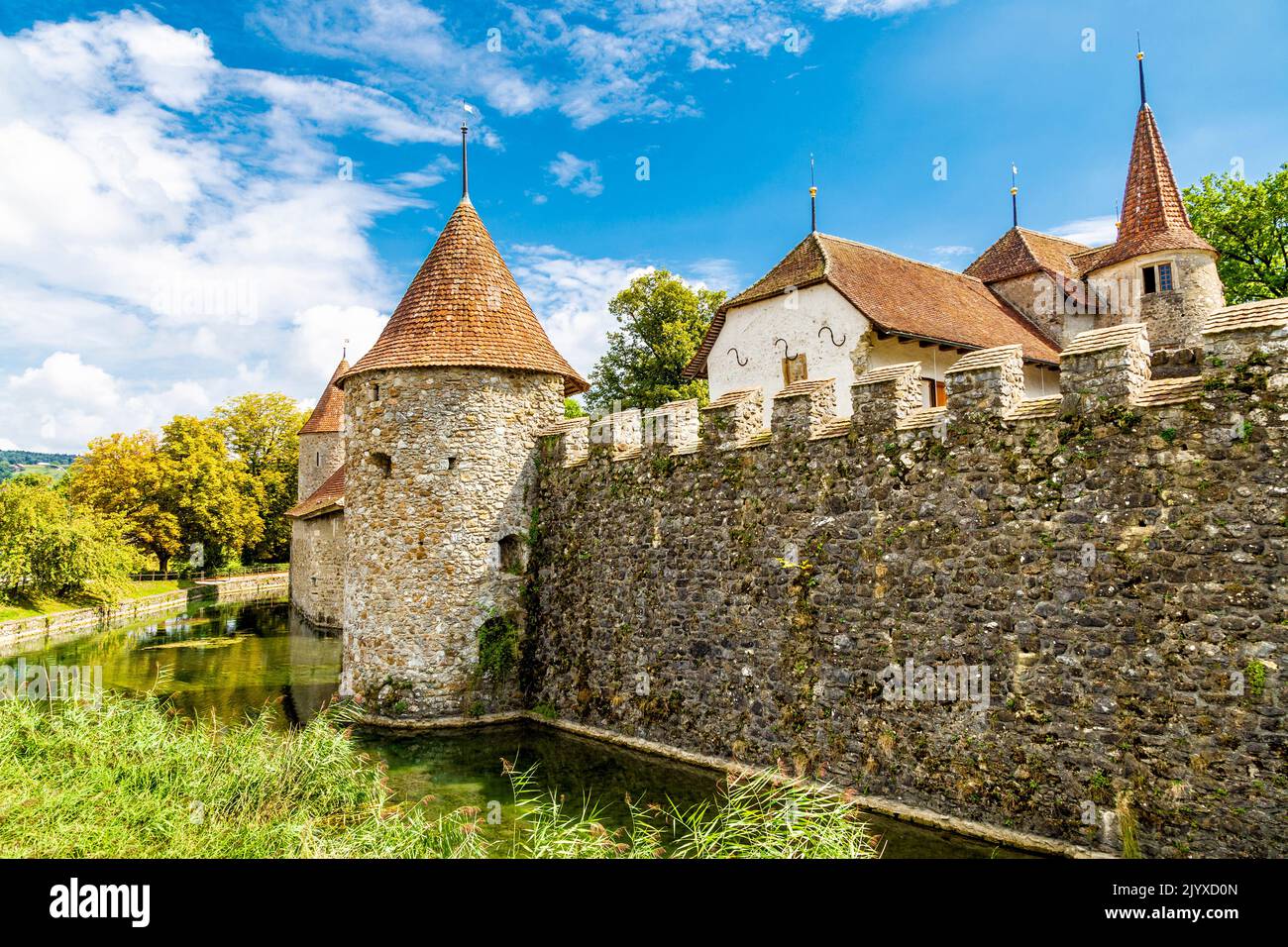 Mittelalterliche Burg Hallwyl aus dem 13.. Jahrhundert, umgeben von einem Graben am Fluss Aabach, Seengen, Kanton Aargau, Schweiz Stockfoto