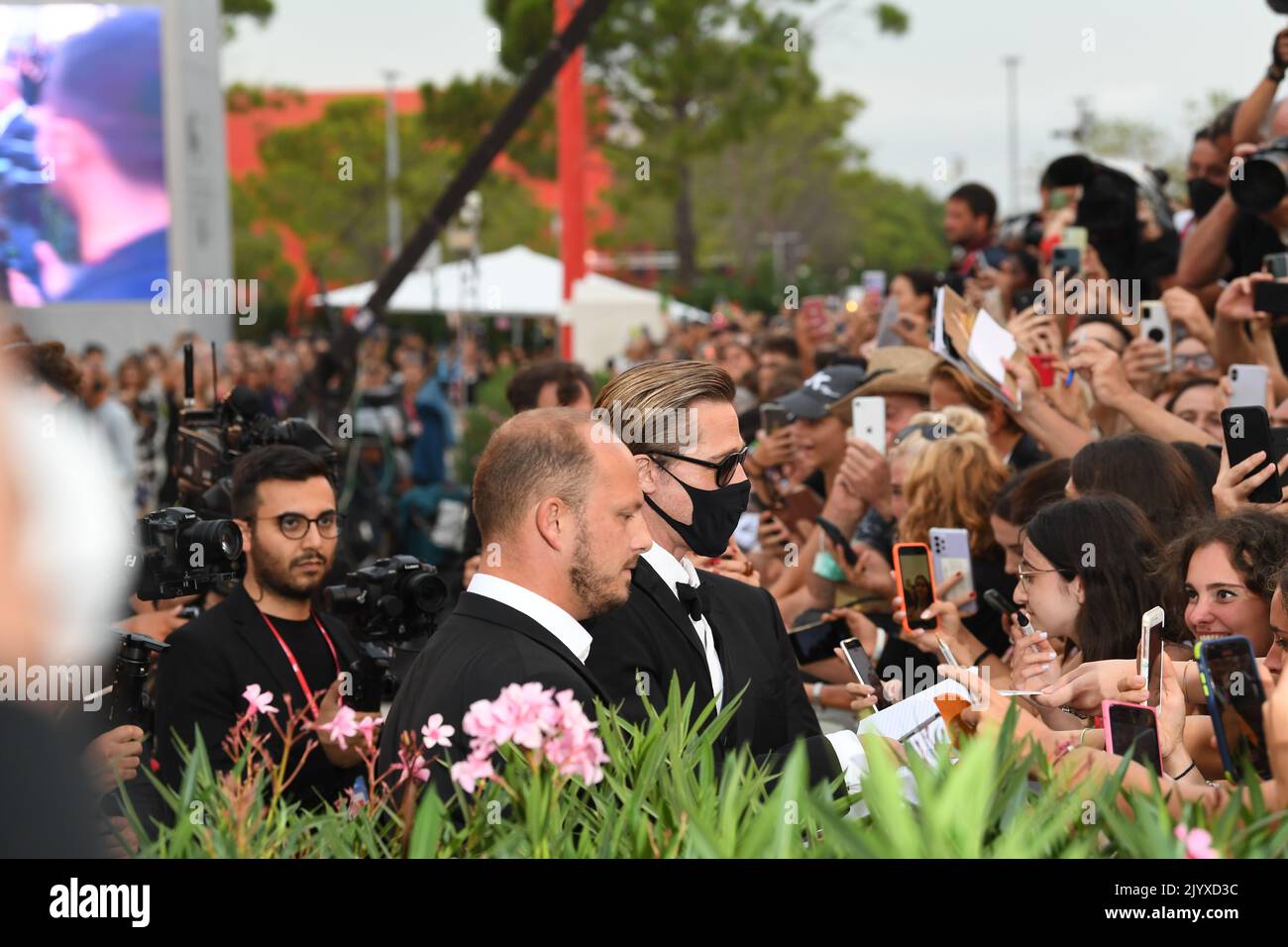 Venedig, Italien. 08. September 2022. Brad Pitt nimmt am 08. September 79. 2022 in Venedig, Italien, an dem „Blond“-Teppich des Internationalen Filmfestivals in Venedig Teil. Quelle: SIPA USA/Alamy Live News Stockfoto