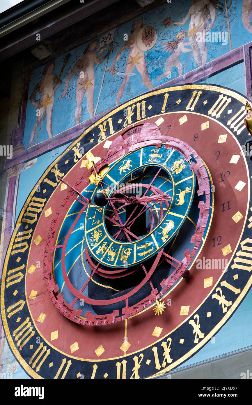 Nahaufnahme der astronomischen Uhr aus dem 15.. Jahrhundert auf dem Zytglogge (Zeitglockenturm) 13.. Jahrhundert, mittelalterlicher Uhrenturm, Bern, Schweiz Stockfoto