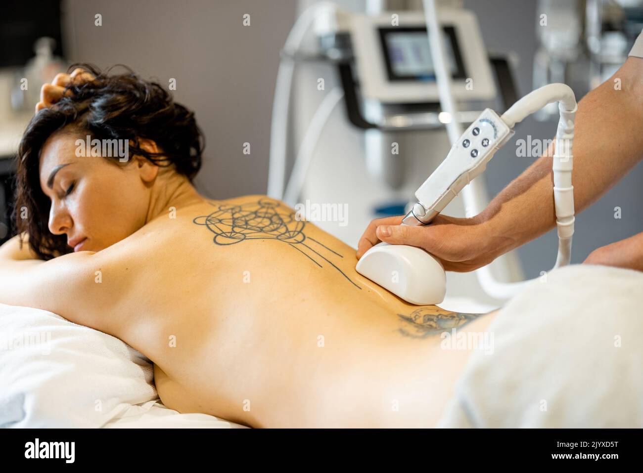 Frau, die im Beauty Center eine Vakuummuroller-Massage erhält Stockfoto