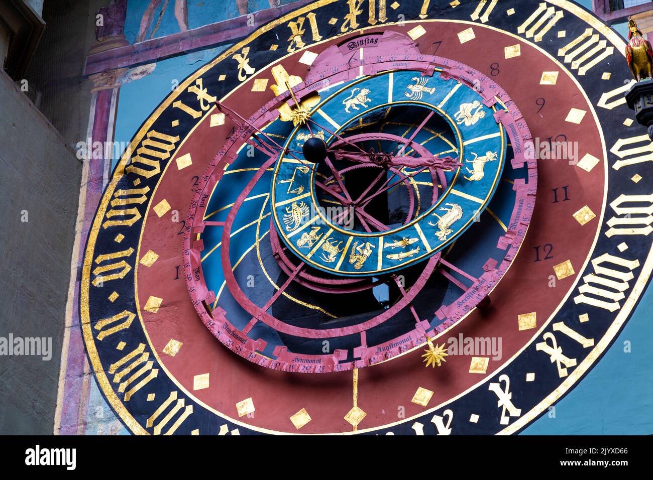 Nahaufnahme der astronomischen Uhr aus dem 15.. Jahrhundert auf dem Zytglogge (Zeitglockenturm) 13.. Jahrhundert, mittelalterlicher Uhrenturm, Bern, Schweiz Stockfoto