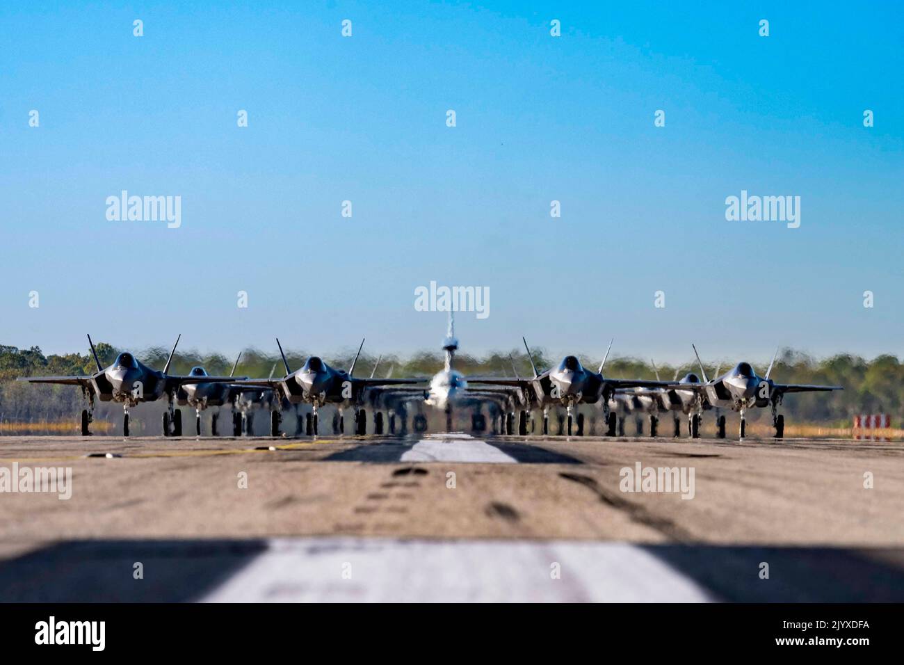Royal Australian Air Force Base, Northern Territory, Australien. 19. August 2022. U.S. Marine Corps F-35B Lightning II Royal Australian Air Force F-35A Lightning II und eine RAAF E-7A Wedgetail führen im August eine Demonstration der Fähigkeiten auf der RAAF Base Tindal, Northern Territory, Australien, durch. 19, 2022. Das US-Indo-Pacific Command und die Pacific Air Force trainieren routinemäßig zusammen mit Alliierten und Partnern, um die Interoperabilität zu verbessern und die kollektive Fähigkeit zu stärken, einen freien und offenen Indo-Pacific zu unterstützen. Quelle: U.S. Air Force/ZUMA Press Wire Service/ZUMAPRESS.com/Alamy Live News Stockfoto