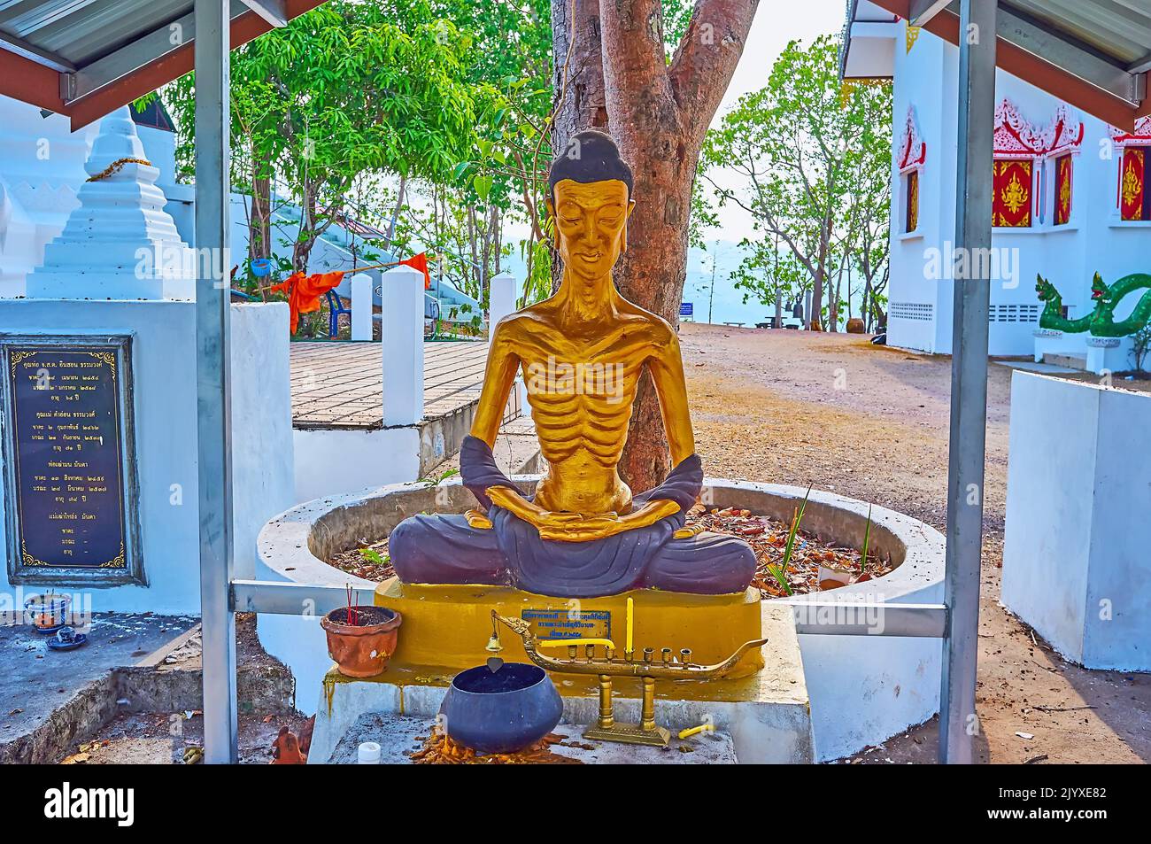 Die goldene Statue des fastenasketischen Bhikkhu Mönchs Statue im Schrein des Wat Phrathat Doi Kong Mu Temple, Mae Hong Son, Thailand Stockfoto