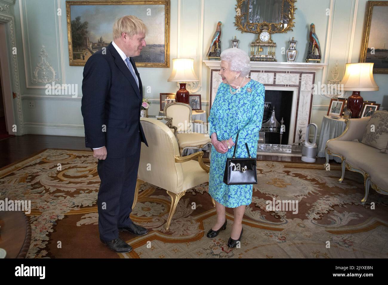 Datei-Foto vom 24/07/19 von Königin Elizabeth II., die den neu gewählten Vorsitzenden der Konservativen Partei Boris Johnson während einer Audienz im Buckingham Palace, London, begrüßt hat. Das wöchentliche Publikum der Königin mit dem Premierminister wurde diese Woche verschoben, um Boris Johnson zu ermöglichen, sich auf das Rennen gegen die Uhr zu konzentrieren, um ein Handelsabkommen nach dem Brexit zu erreichen. Die Regierung der Königin umfasste viele britische Regierungen unter 14 Premierministern und Dutzende weitere im Commonwealth. Sie erhielt wöchentliche Briefings vom Premierminister des Tages und Dutzende von Regierungsdokumenten, die jede Woche über ihren Schreibtisch für fo gingen Stockfoto