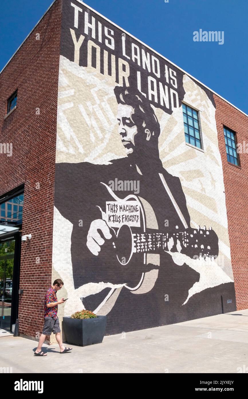 Tulsa, Oklahoma - The Woody Guthrie Center, ein Museum und Archiv, das dem Volksmusiker gewidmet ist. Das Zentrum enthält auch die Archive von Phil Ochs. Stockfoto