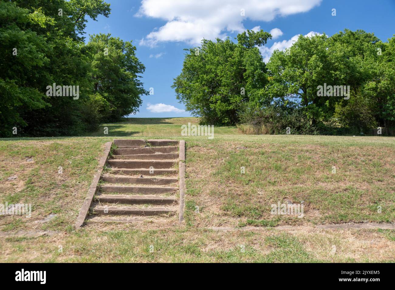 Tulsa, Oklahoma - die 'Steps to Nowhere' in einem Viertel nicht weit vom Ort des Rennmassakers von 1921 entfernt, nur um von der Stadterneuerung, MOS, Bulldozed zu werden Stockfoto