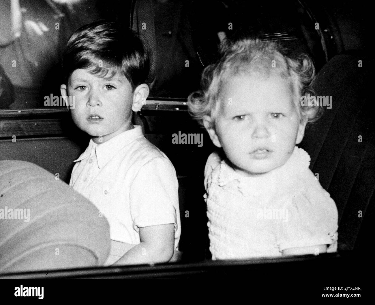 Undatierte Datei Foto des dreijährigen Prinzen Charles, der bereits Thronfolger war, mit Schwester Prinzessin Anne im Jahr 1952. Ausgabedatum: Donnerstag, 8. September 2022. Stockfoto
