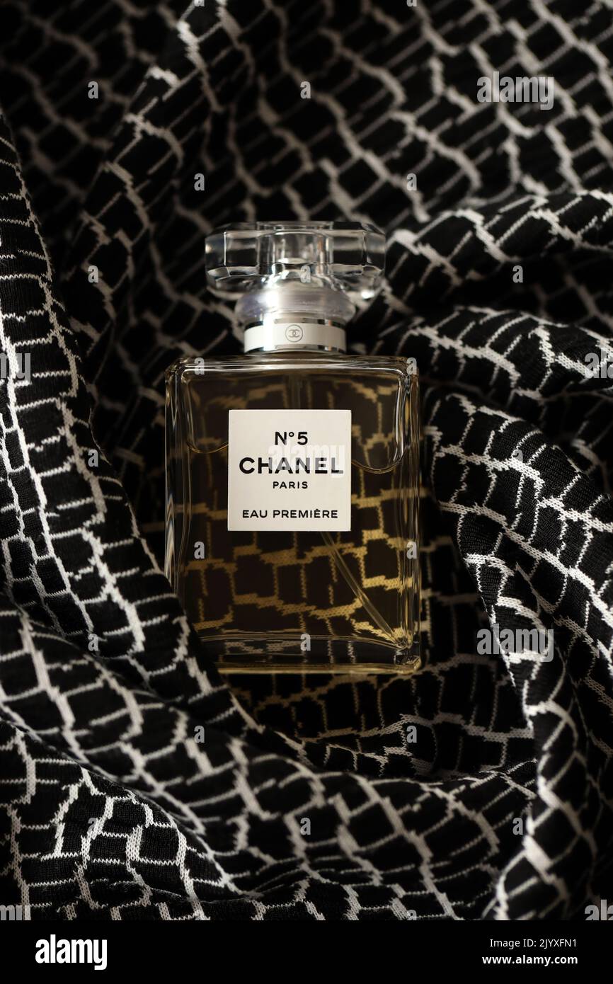 TERNOPIL, UKRAINE - 2. SEPTEMBER 2022 Chanel Number 5 Eau Premiere weltweit berühmte französische Parfümflasche auf monochromem Karo-Stoff Stockfoto