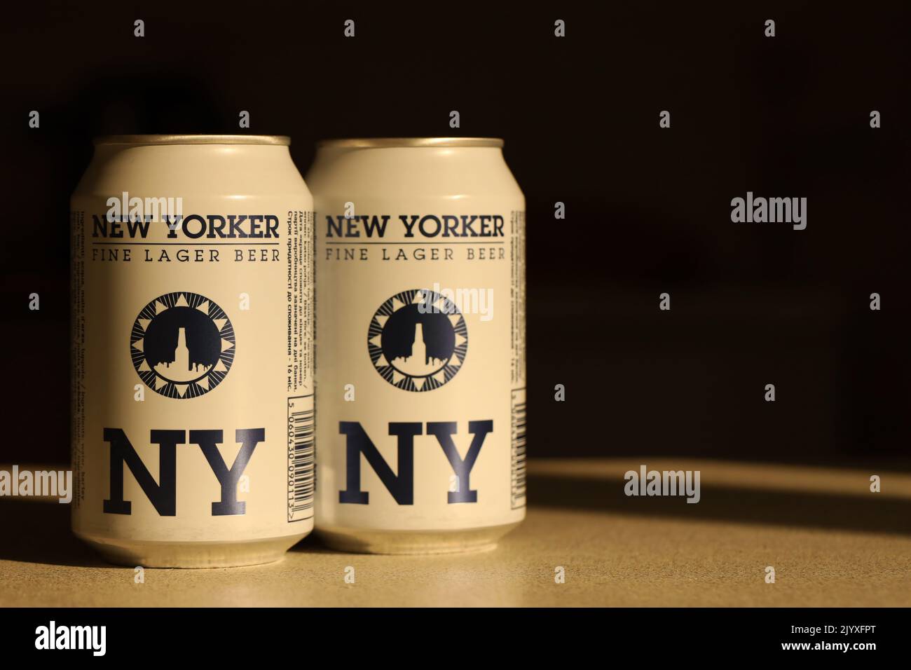 TERNOPIL, UKRAINE - 18. JULI 2022 zwei Dosen New Yorkers feines Lagerbier mit Originallogo und Design auf braunem Retro-Hintergrund Stockfoto