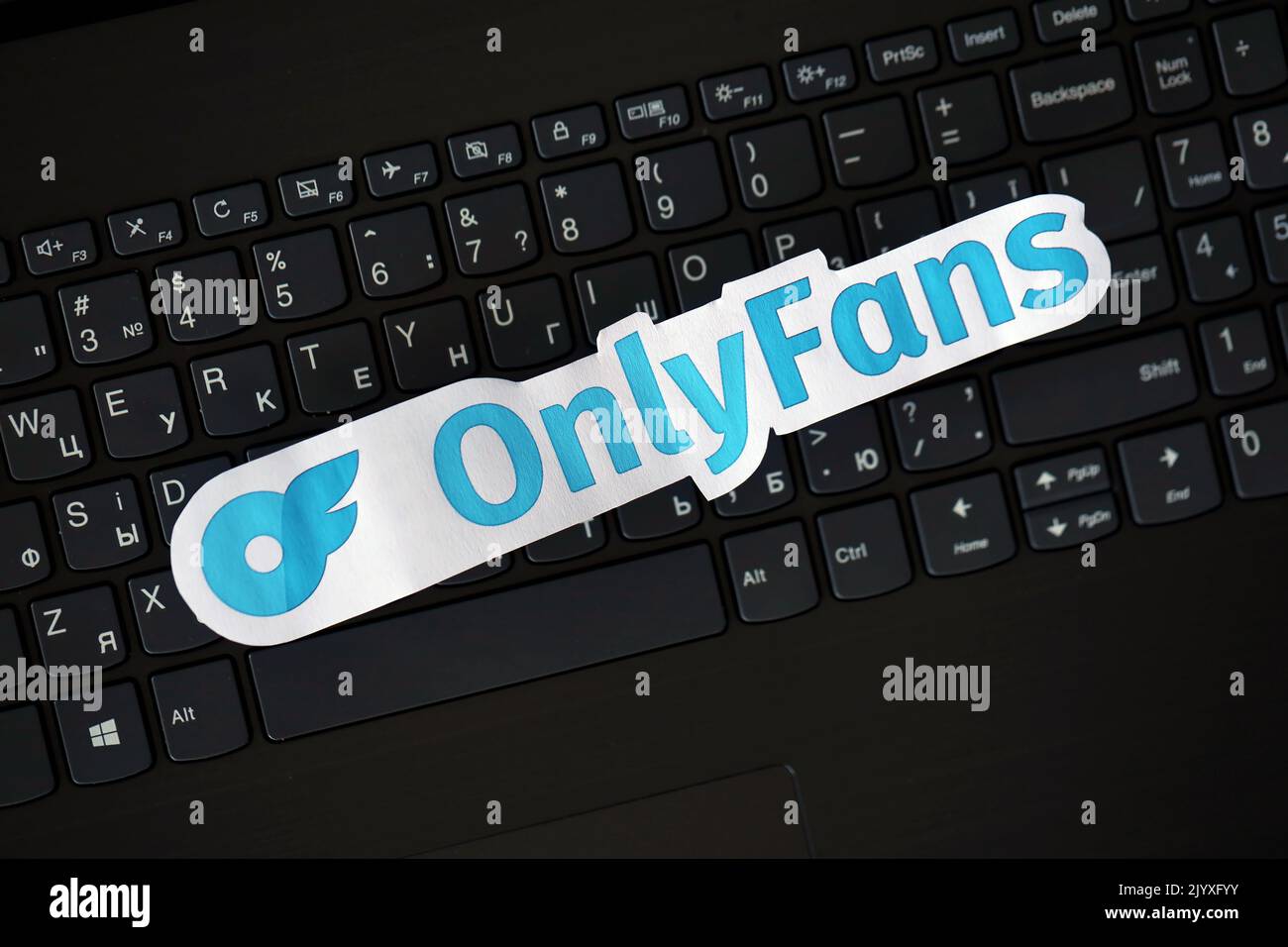 TERNOPIL, UKRAINE - 6. SEPTEMBER 2022 nur das Papierlogo von Fans liegt auf schwarzen Tastaturknöpfen für Laptops Stockfoto