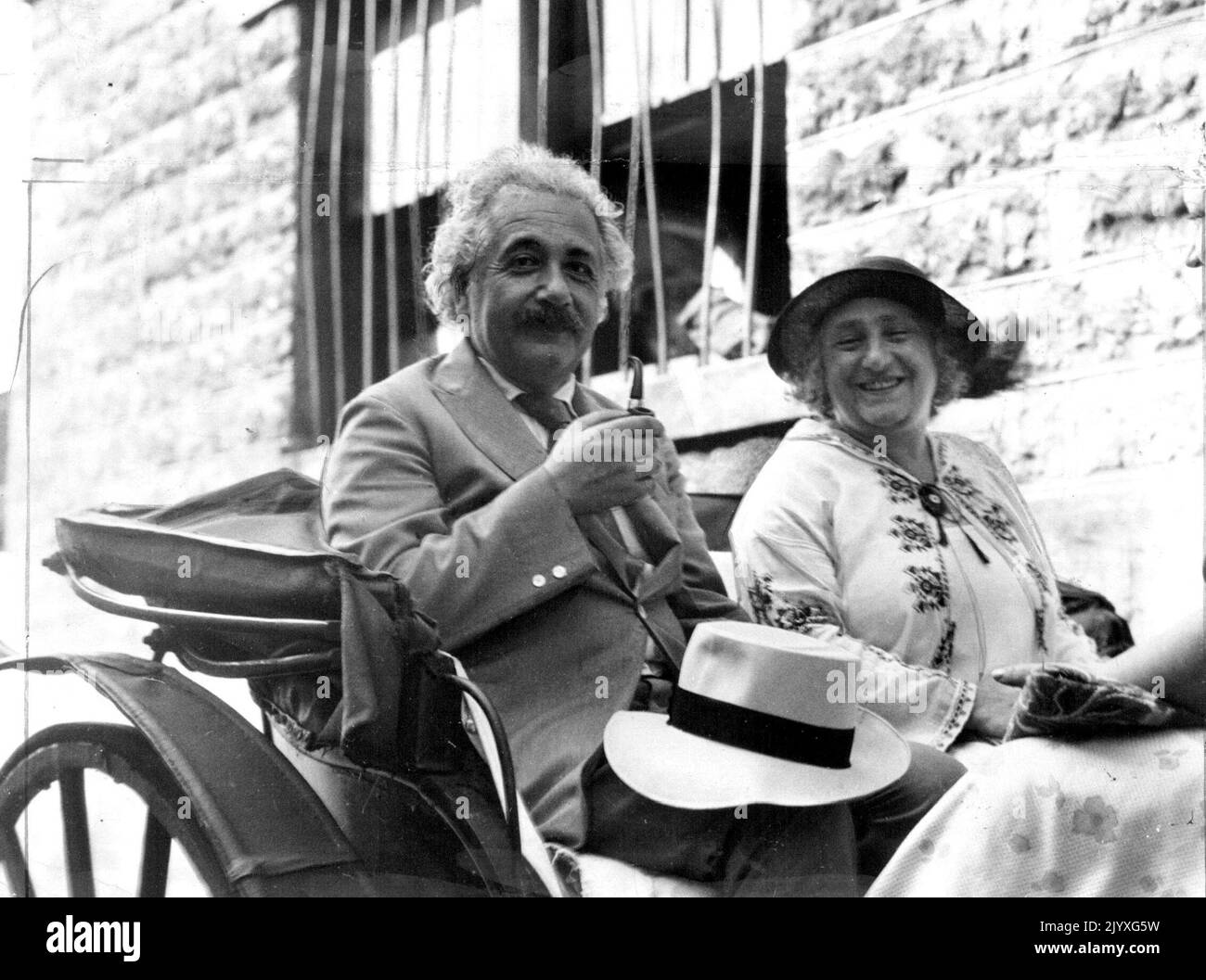 Die Route der Einsteins 'in Colon en' zur Westküste - Professor Albert Einstein, weltberühmter Wissenschaftler, und Frau Einstein, abgebildet in ihrer 'Carametta', einer Kutsche, die ein Relikt der spanischen Kolonialzeit ist, als sie während der Reise nach Kalifornien zu einer Fahrt verwöhnt wurden. Die Einsteins kamen auf der S.S. Portland hierher. Einstein und seine Frau Kalifornien in den 30er Jahren reisten über Panama. In Colon fuhren sie in einer Karametta, einer Art Kutsche, die ein Relikt der spanischen Kolonialzeit ist. 23. Dezember 1931. (Foto von International Newsreel Photo). Stockfoto Die Route der Einsteins 'in Colon en' zur Westküste - Professor Albert Einstein, weltberühmter Wissenschaftler, und Frau Einstein, abgebildet in ihrer 'Carametta', einer Kutsche, die ein Relikt der spanischen Kolonialzeit ist, als sie während der Reise nach Kalifornien zu einer Fahrt verwöhnt wurden. Die Einsteins kamen auf der S.S. Portland hierher. Einstein und seine Frau Kalifornien in den 30er Jahren reisten über Panama. In Colon fuhren sie in einer Karametta, einer Art Kutsche, die ein Relikt der spanischen Kolonialzeit ist. 23. Dezember 1931. (Foto von International Newsreel Photo). Stockfoto