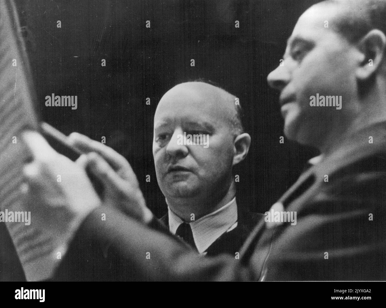 Camera in the Strings -- der Komponist Paul Hindemith diskutiert mit dem Dirigenten Adrian Siegel die Partitur eines Stücks seiner Musik. 30. September 1949. (Foto von Adrian Siegel, Pictorial Press). Stockfoto