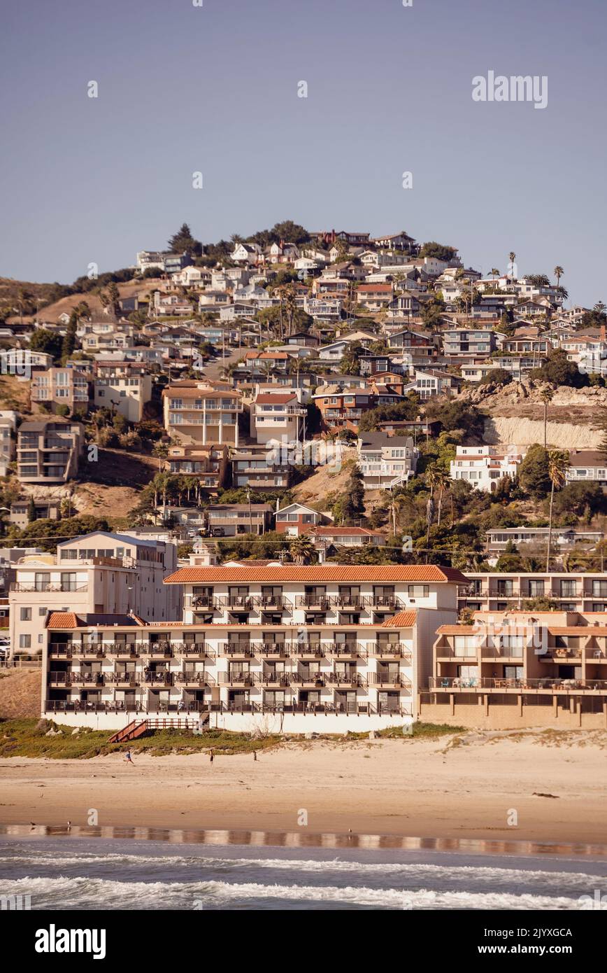 Häuser und Wohnungen am Strand in Pismo Beach, Kalifornien. Stockfoto