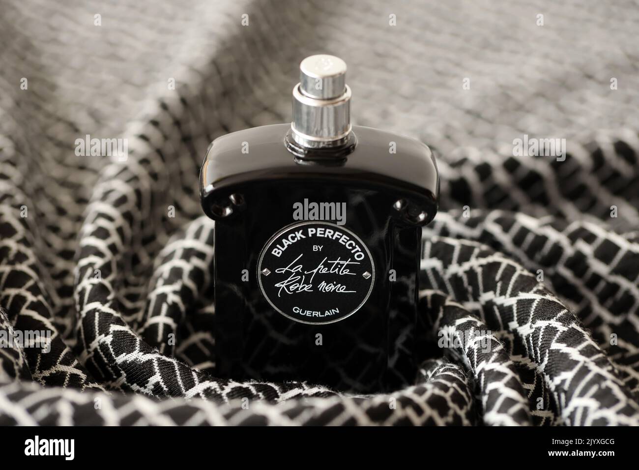 TERNOPIL, UKRAINE - 2. SEPTEMBER 2022 Black Perfecto La Petite Robe Noire von Guerlain Parfümflasche auf dunklem Karo in monochromen Farben Stockfoto