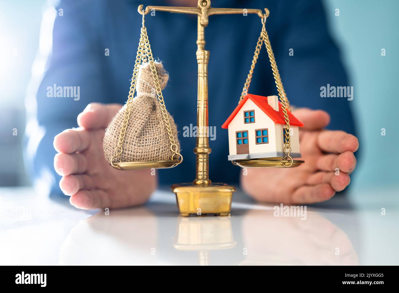 Schützen Sie Den Markt Und Das Geldguthaben Des Hauses Stockfoto