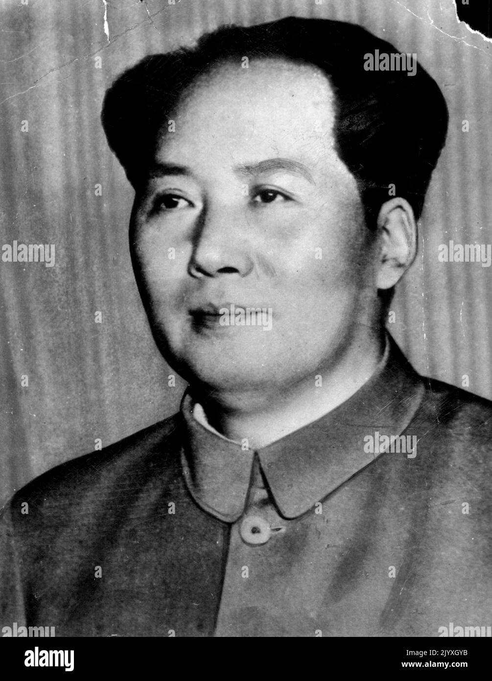 Er ist der Boss der chinesischen Roten -- Hier ist das neueste offizielle Porträt von Mao Tze-Tung, dem Vorsitzenden der Zentralvölkerregierung Chinas, und dem "starken Mann" des Roten China und seiner Armeen. Dieses Foto wurde am 10. November dieses Jahres von einem offiziellen kommunistischen Fotografen in Peiping gemacht und von dort nach Hongkong geschickt, von wo aus es die Vereinigten Staaten erreichte. Es sind Maos riesige Armeen, die sich heute entlang der Parallele von 38. in Korea für eine neue Offensive gegen die Streitkräfte der Vereinten Nationen zusammenschließen. 28. Dezember 1950. (Foto von AP Wirephoto). Stockfoto