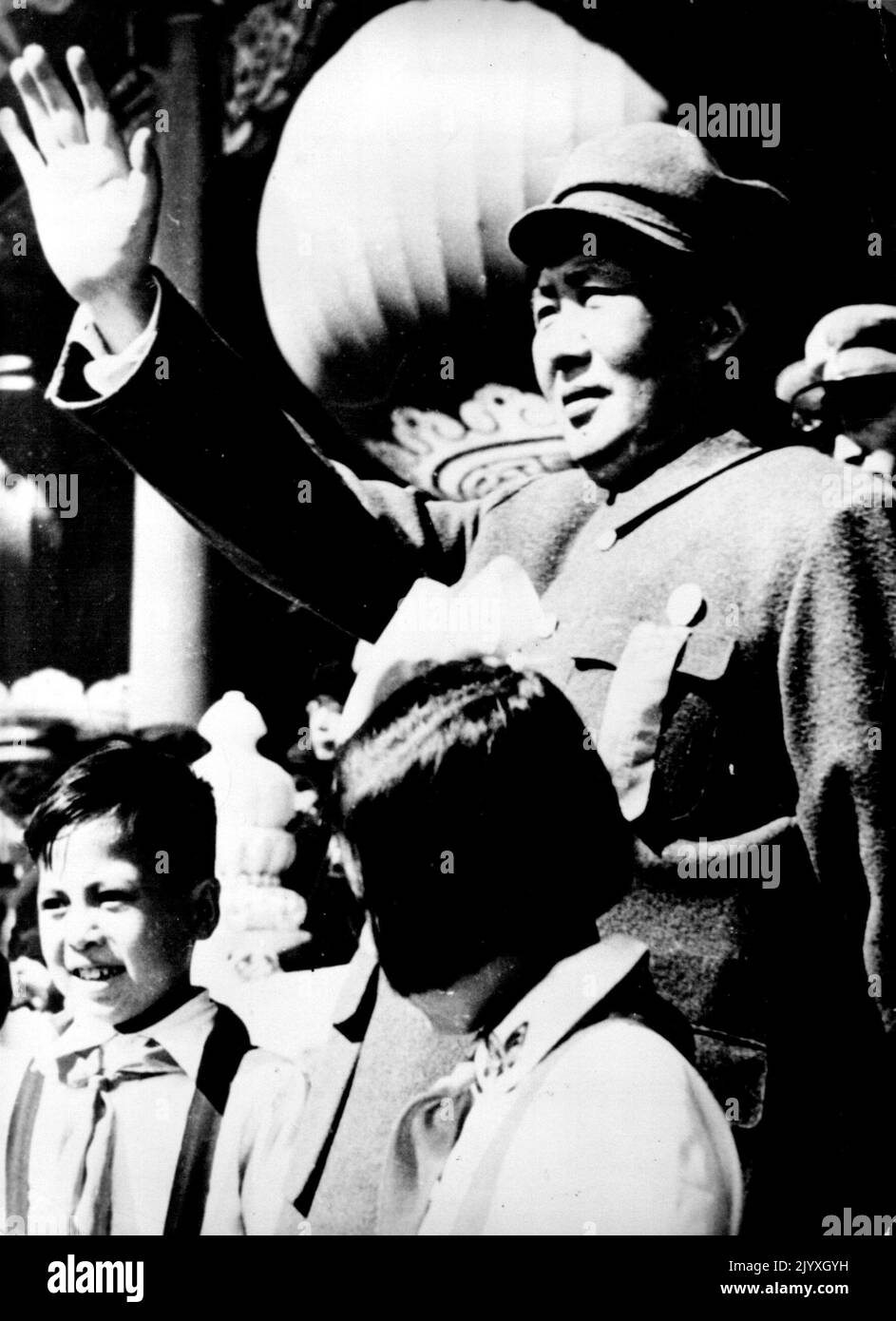 Der Meister des roten Chinas - Mao Tse-Tung, der Meister des roten Chinas, hebt seine rechte Hand zum Gruß während des vergangenen marsches in Peking, Oktober 1. Mehr als vierhunderttausend Menschen nahmen am 1. Oktober am zweiten Jahrestag der Gründung der volksrepublik China am Tien-an-Men-Platz in Peking an einer riesigen Parade zum Nationalfeiertag Teil. Der Führer des Roten China, Mao Tse-Tung, nahm den Gruß an. 18. November 1951. Stockfoto