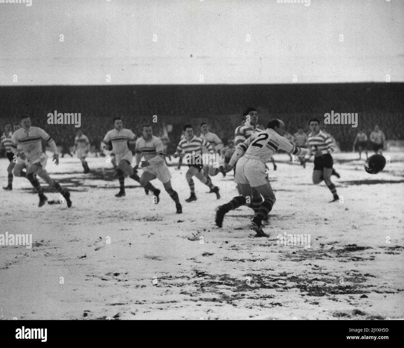 Oldham gegen Warrington - Rugby League im ***** Warrington gewinnt die Spitze der Liga, indem er Oldham bei Oldham Davies A besiegt. (Oldham) steht dem australischen Flügelspieler Barrow (Oldham) gegenüber, wenn er von Brian Bevan (Warrington) gedrückt wird. 15. Januar 1955. Stockfoto