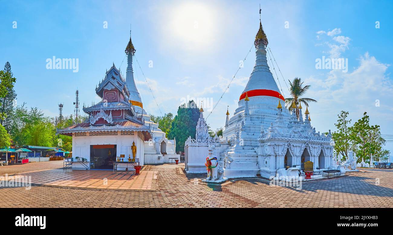 Panorama des Wat Phrathat Doi Kong Mu Temple mit hohen Chedis und kleinem Bildhaus, Mae Hong Son, Doi Kong Mu Hill, Thailand Stockfoto