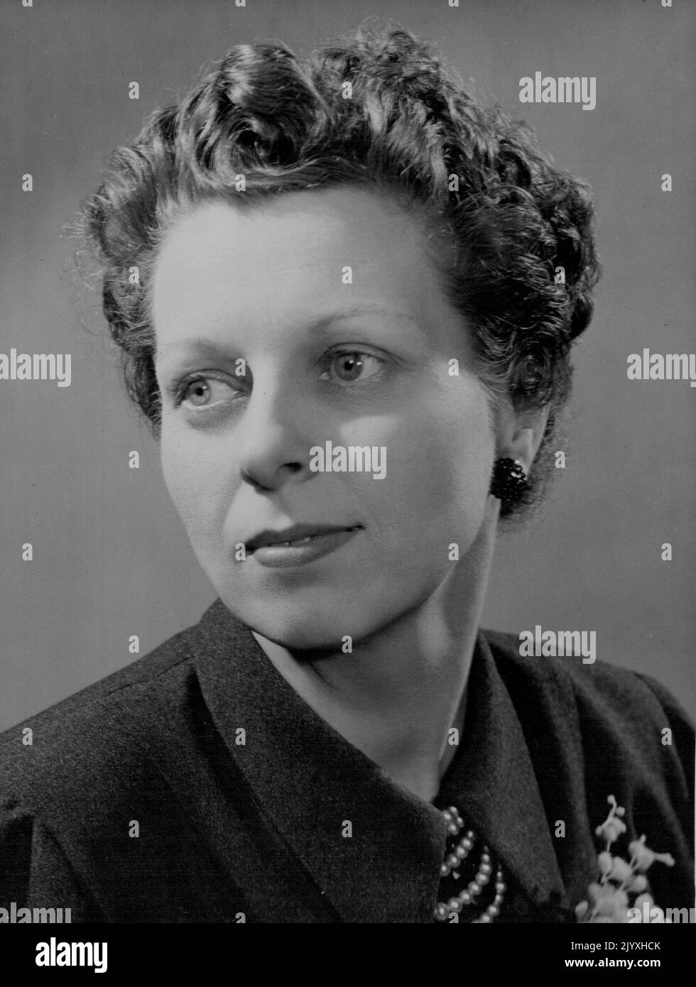 Frau Doreen Stephens, die seit dem 26.. Oktober 1953 zur Redakteurin für Frauenprogramme im BBC Television Service ernannt wurde. 13. Oktober 1953. (Foto vom BBC Television Service). Stockfoto