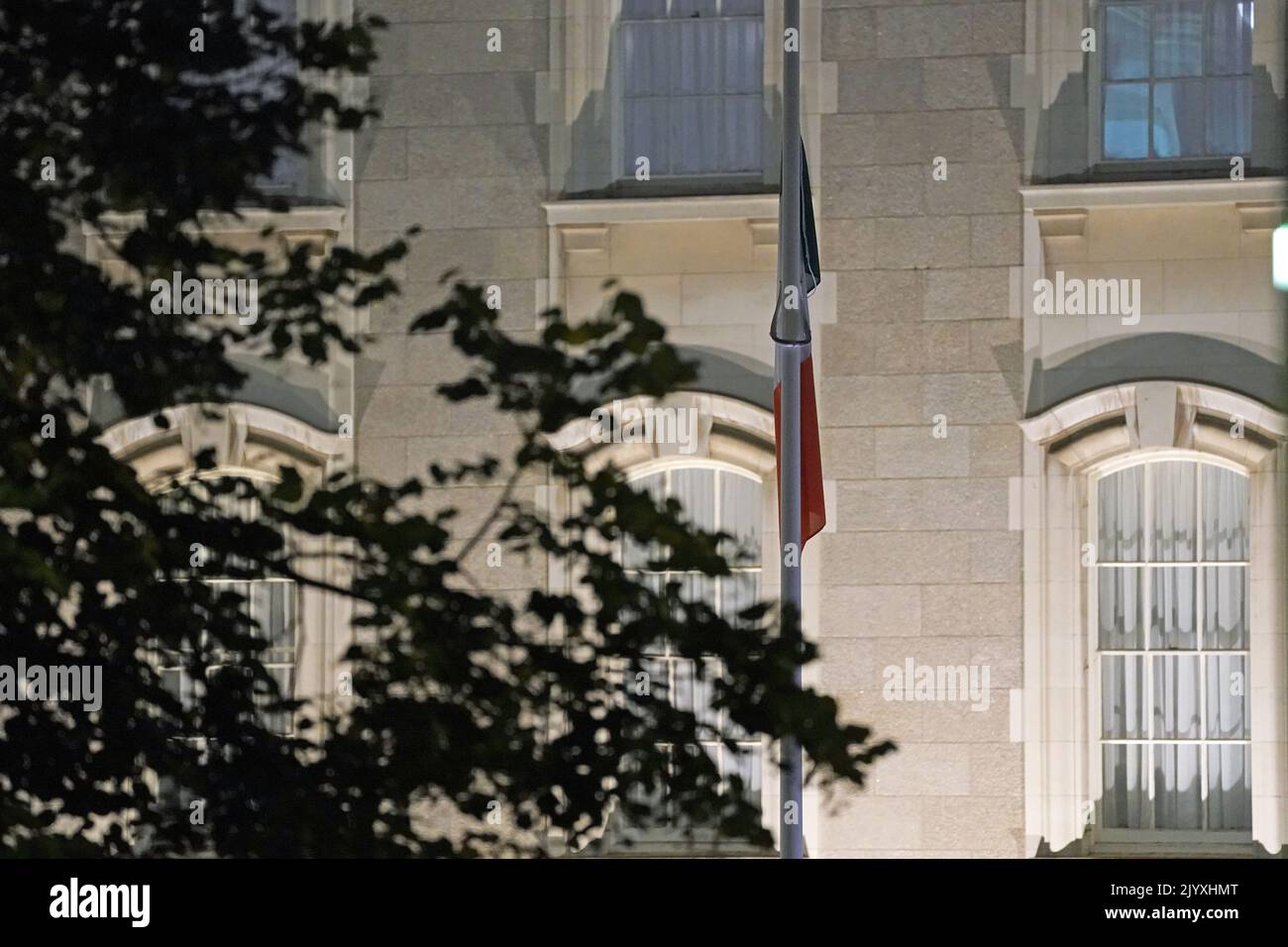 Die Tricolor wird nach dem Tod von Königin Elizabeth II. Am halben Mast an Regierungsgebäuden in Dublin geflogen Bilddatum: Donnerstag, 8. September 2022. Stockfoto
