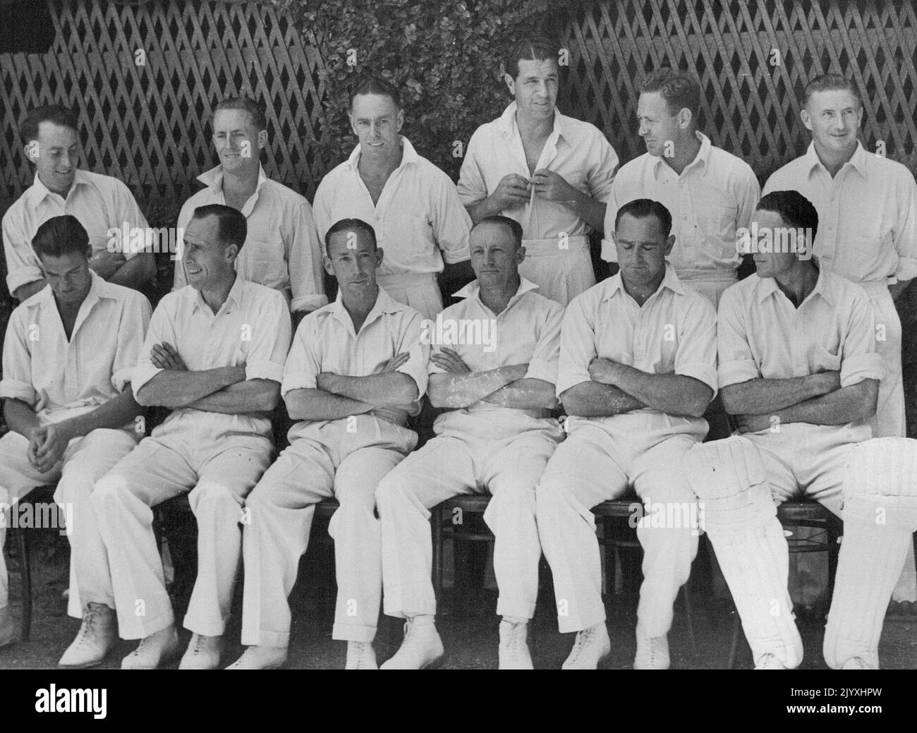 Australisches Testteam -- von links: Hintere Reihe: K. Meulman; G. Tribe, I. Johnson, E. Toshack; A. Morris; C. McCool. Vordere Reihe: K. Miller; F. Freer; L. Hassett; D. Bradman; S. Barnes; D. Tallon. 7. August 1947. Stockfoto