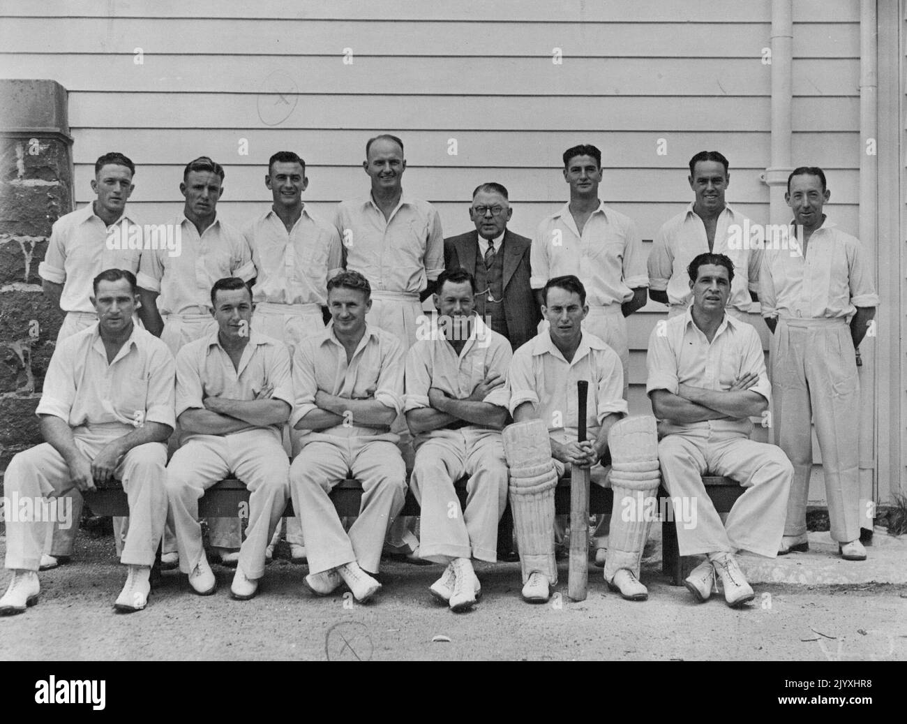 Australische Cricketspieler im Eden Park, Auckland. Hintere Reihe von links: Tallon, Lindwall, B. Dooland, W. J.O. Reilly, E.C. Geomans (Manager), K. Miller, I. Johnson, Al. Hassett. Erste Reihe: S. Barnes, R. Hamence, C. McCool, W.A. Brown, K. Menleman, E.Toshack. SID Barner links von ihm von. 02. April 1946. (Foto von der N.Z. Herald). Stockfoto