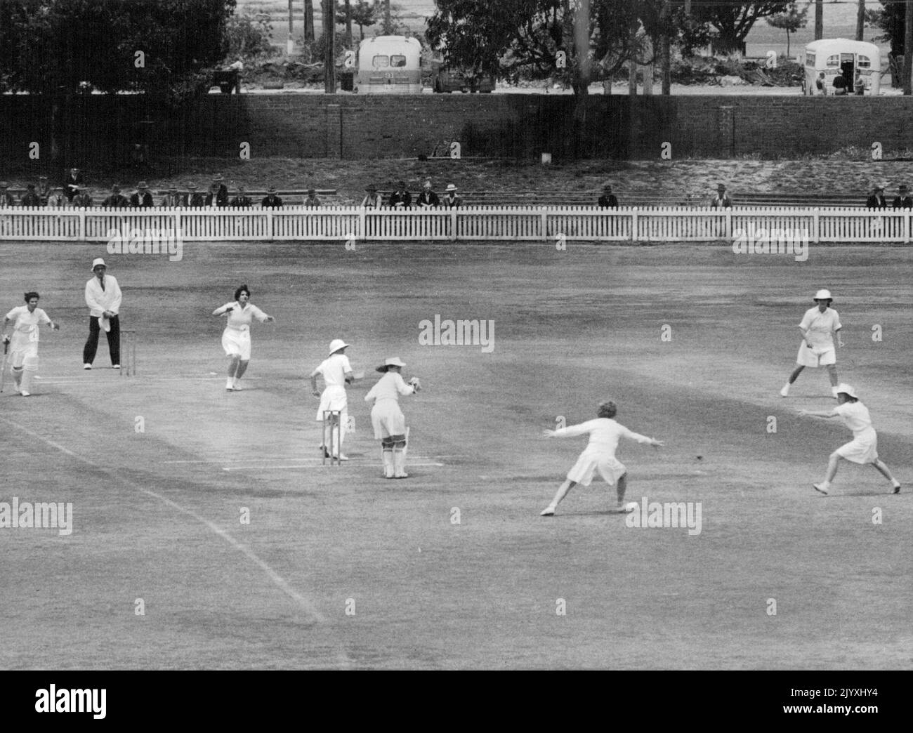 Beim Öffnen der englischen Fraueninnings erklimmen Grace Morgan zwischen dem ersten und dem zweiten Schlupf einen Ball von der schnellen Bowlerin Ruth Franklin für eine riskante Single. Andere Batswoman ist Cecilia Robinson. 16. November 1948. Stockfoto