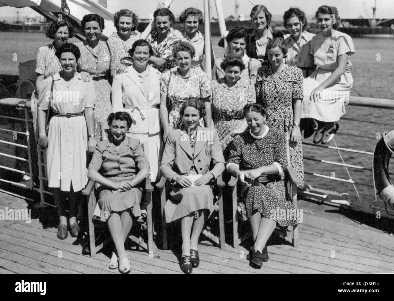 In der hinteren Reihe: Aline Brown, Eileen Whelan, Nancy Joy, Dorothy McEvoy, Mary Johnson, Mary Duggan, Barbara Wood, Hazel Sanders, Betty Birch. Zentrum: Cecilia Robinson, Myrtle Maclagen, Megan Lowe, Joan Wilkinson, Grace Morgan. Vorne: Betty Snowball (Vizekapitän) Molly Hide (Kapitän) Netta Rheinberg (Manager). 17. November 1948. Stockfoto