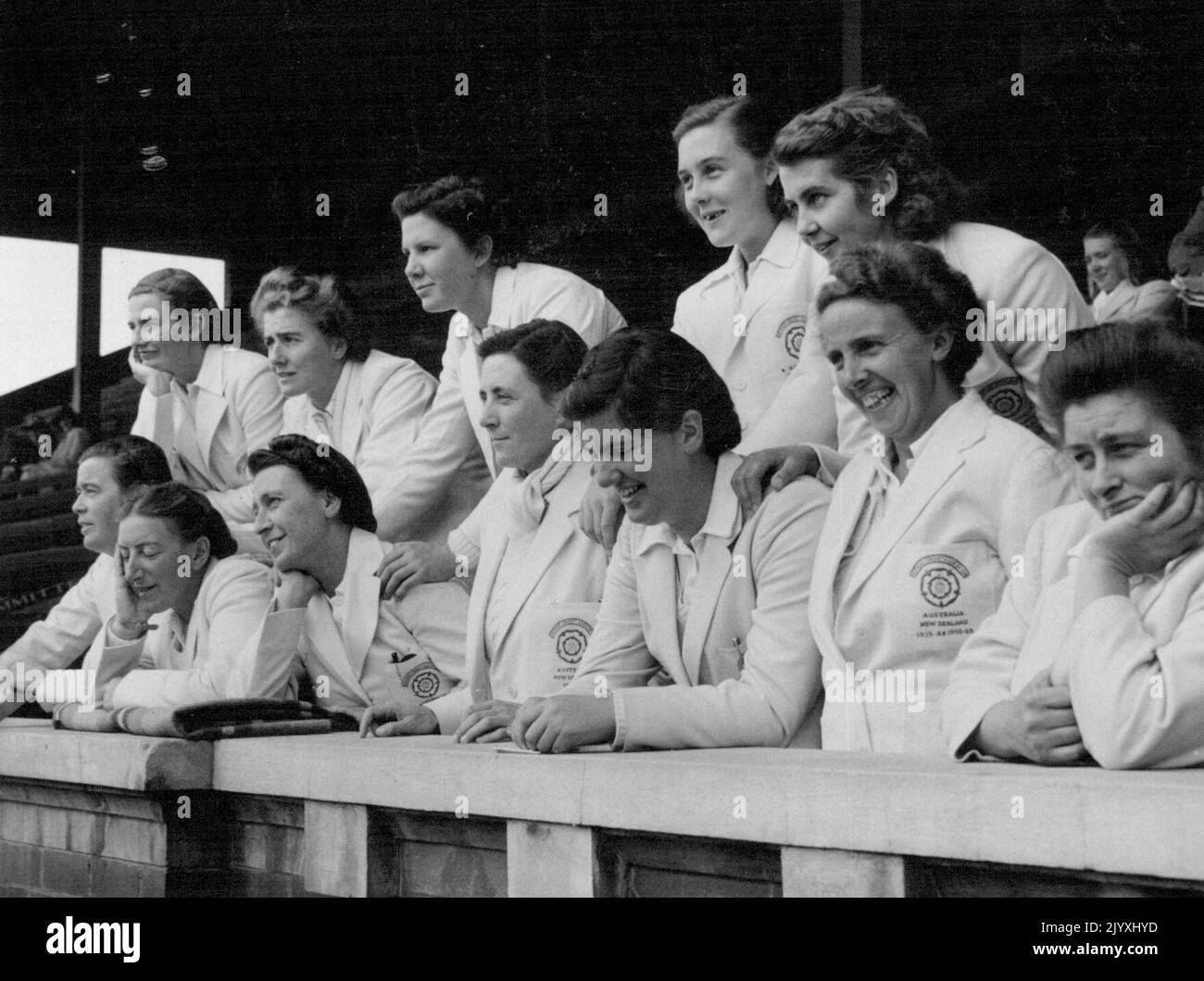 English Women Crickets beobachteten besorgt von der Tribüne auf dem South Melbourne Cricket Ground, wie heute früh Regen fiel. Von links (hintere Reihe): Nancy Joy, Mary Johnson, Cecilia Robinson Hazel Sanders, Betty Birch. Erste Reihe: Myrtle Maclagan, Netta Rheinberg (Managerin), Betty Snowball (Vizekapitän und Kapitän in diesem Spiel), Eileen Whelan, Mary Duggan, Megan Lowe und Joan Wilkinson. 17. Januar 1949. Stockfoto