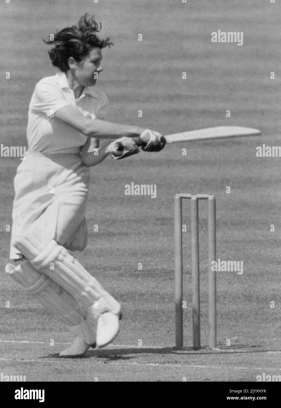 Batting for England Eine stilvolle Studie von Miss M. Robinson, Batting for England Women in ihrem ersten Testspiel gegen Australien in Scarborough, heute, 16. Juni. 2. Juli 1951. (Foto von Associated Press Ltd.). Stockfoto