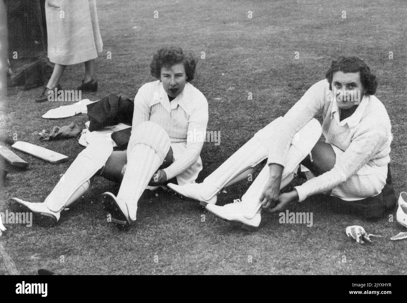 Australische Cricketspieler üben bei Lords -- Miss Gladys Phillips (links) und Miss Joan Schmidt, zwei Mitglieder des australischen Teams, die sich bereit zum Training aufpolstern. Die australischen Kricketinnen, die gerade in England angekommen sind, erhielten die ungewöhnliche Übungsberechtigung an den Netzen von Lords. Dies ist das erste Mal in der Geschichte, dass Frauen an den Netzen in diesem fast heiligen Hauptquartier aller Cricket erlaubt wurden. 15.Mai 1951. (Foto: Sport & General Press Agency, Limited).0 Stockfoto