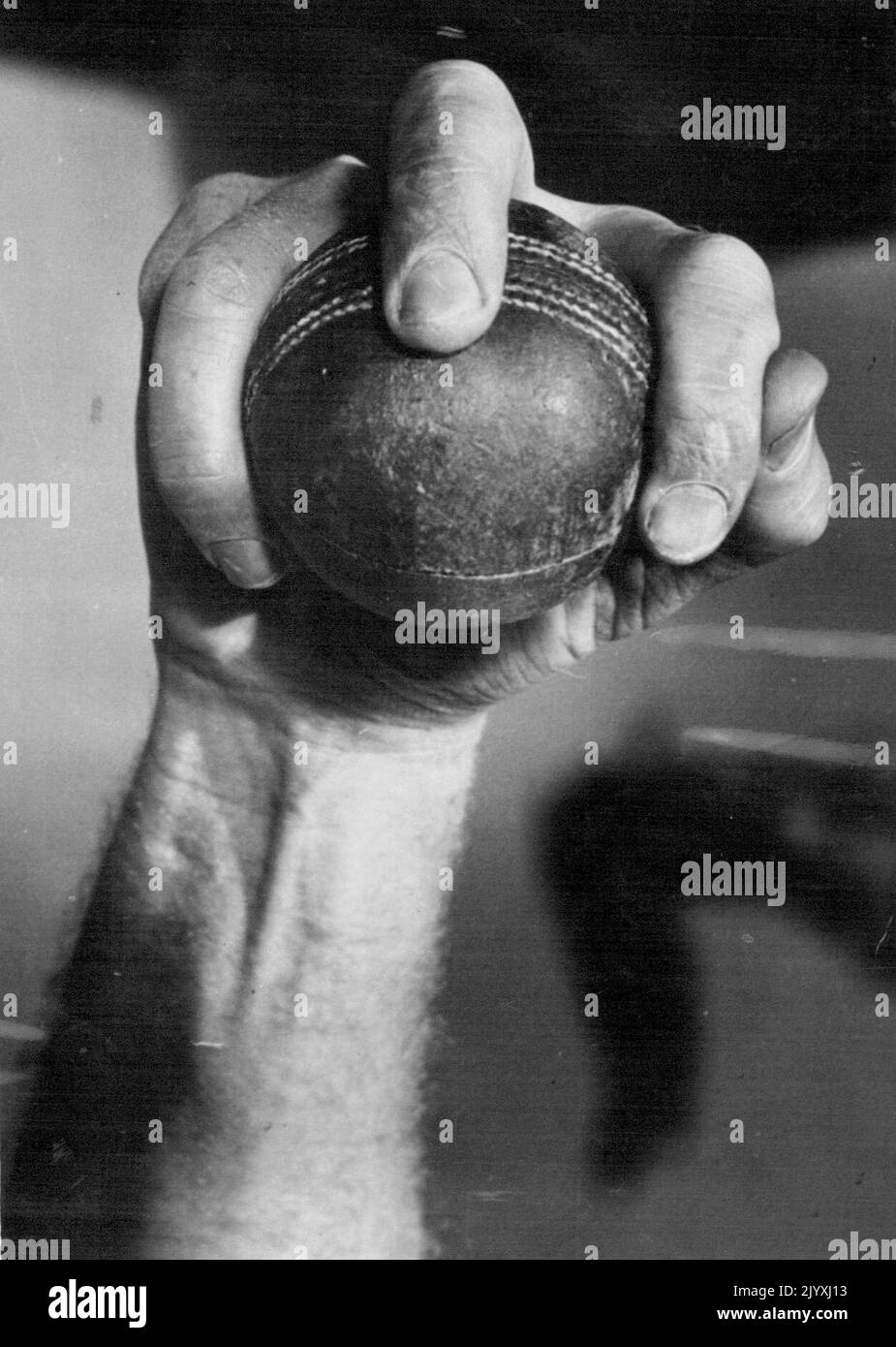 Der australische Test-Allrounder Ian Johnson zeigt seinen eigenen Griff. Johnsons ungewöhnlicher Griff: Er handelt den Ball und setzt drei ***** ein Zum vermitteln von Spin. Die meisten Bowler verwenden die ersten beiden Finger. 29. Juni 1951. Stockfoto