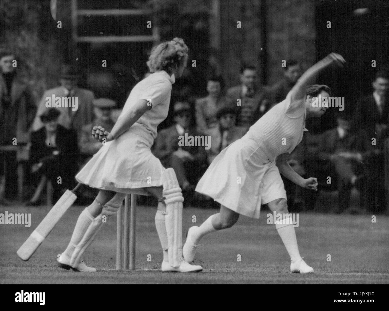 Aussie Cricket Girls in Action -- die australische Bowlerin Norma Whiteman schickt eine schnelle an M. Rosewarme vom Team der Kent Women's Cricket Association während der frühen Phase des Kent gegen Australia Women's Cricket Match in Sevenoaks, Kent, heute, 19. Mai. Australische Kricketinnen im Kampf gegen Kent. Die australische Bowlerin Norma Whiteman schickt eine schnelle an M. Rosewarme. 19.Mai 1951. (Foto von Associated Press Ltd.). Stockfoto