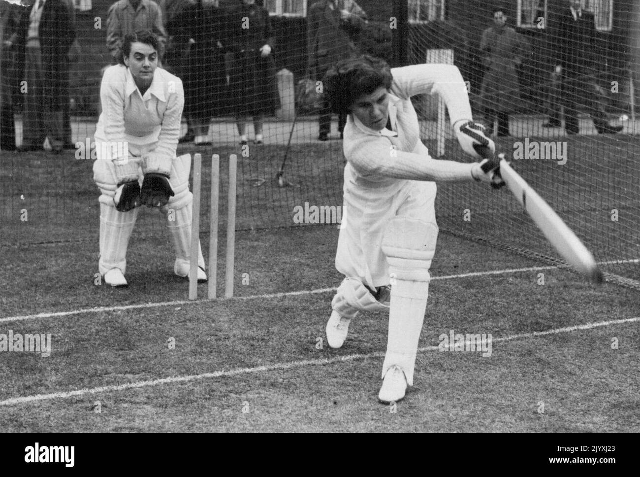 Australiens Cricketspieler üben bei Lords -- Miss Betty Wilson flattern mit Miss Norma Larter beim Wicket während des Trainings bei Lords. Die australischen Cricketspielerinnen, die jetzt in London sind, haben die Geschichte dazu gebracht, das Privileg zu haben, an den Netzen des berühmten Hauptquartiers aller Cricket-Spiele - dem Lords Ground - zu üben. 16.Mai 1951. (Foto von Sport & General Press Agency Limited). Stockfoto