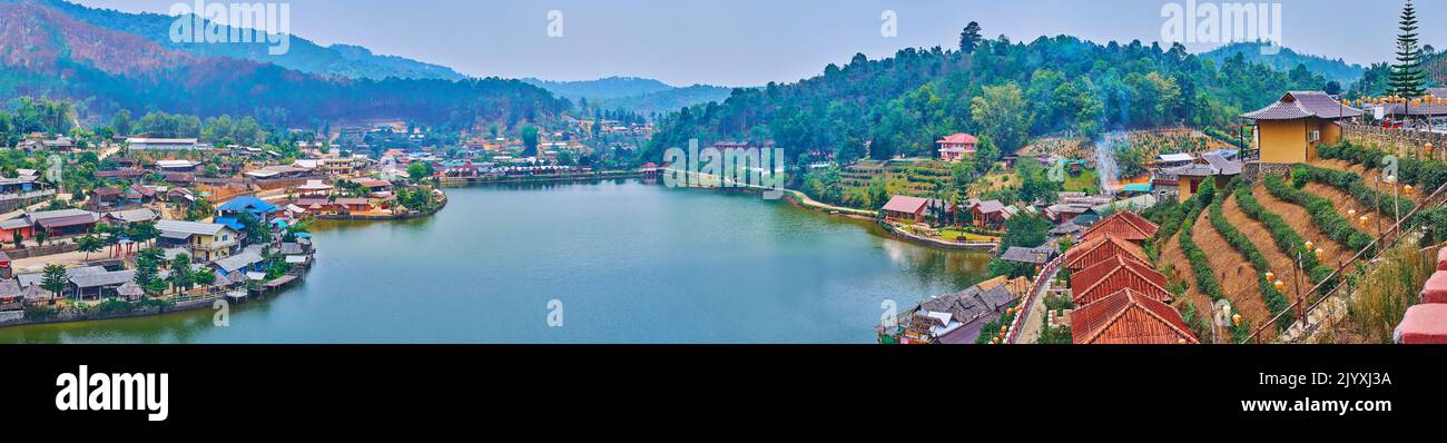 Panorama des hügeligen Ban Rak Thai (Mae Aw) chinesischen Teestandorts mit dem Mae Sa-Nga Bergsee, Thailand Stockfoto